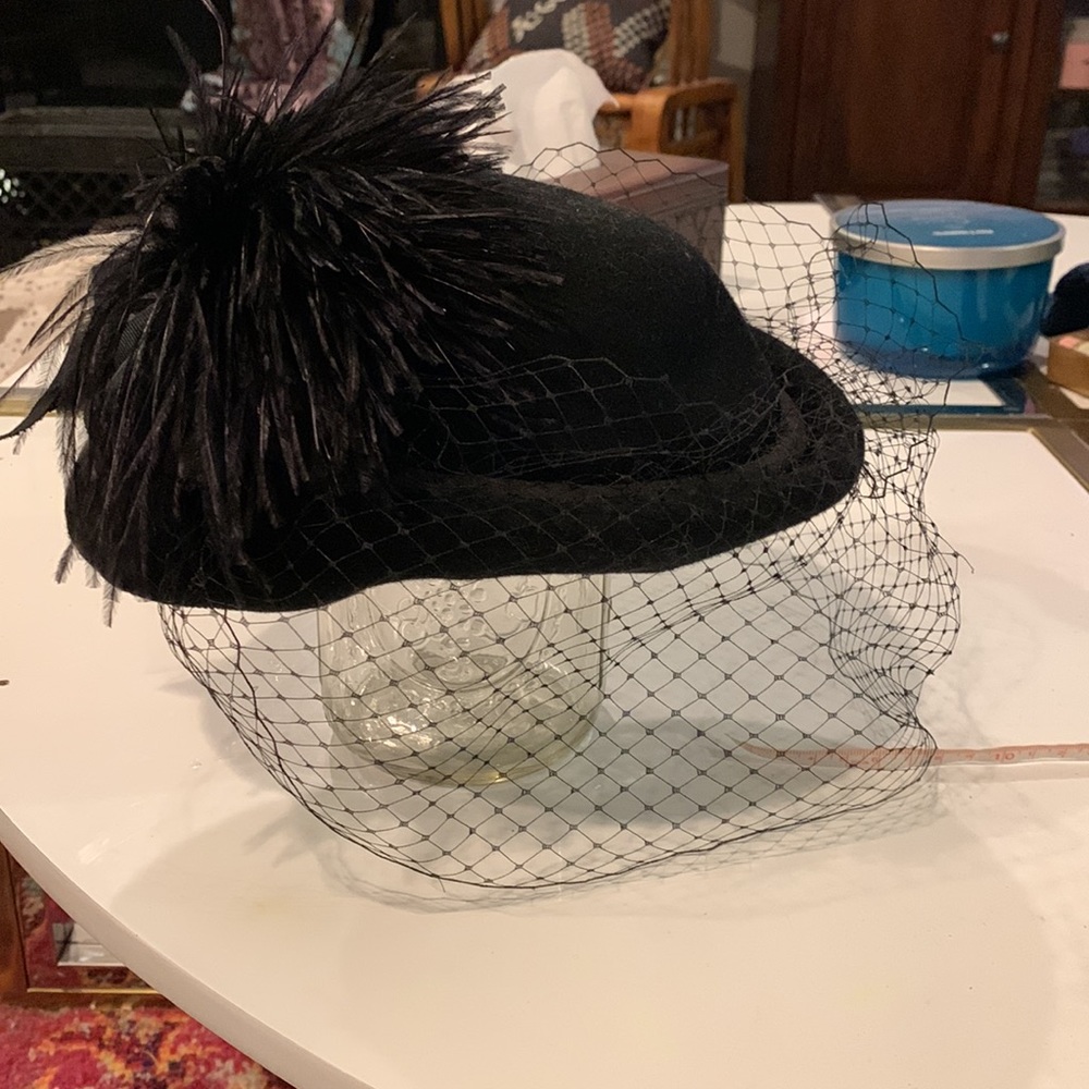 Vintage black wool felt, feather, and tulle fascinator - Picture 3 of 5
